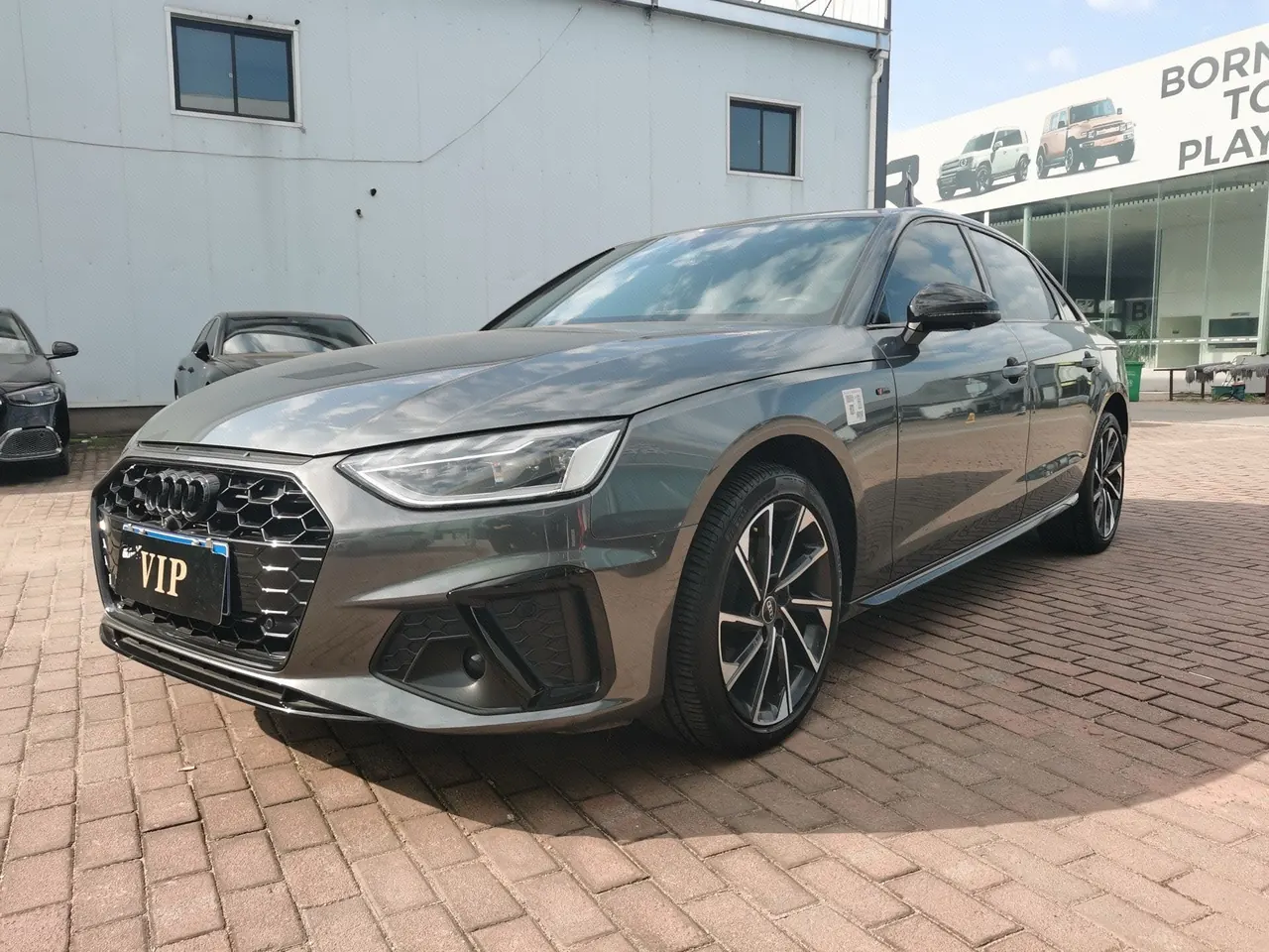 Открыть галерею: Audi 2023 A4L 2.0TFSI 40TFSI Fashion Dynamic Automatic