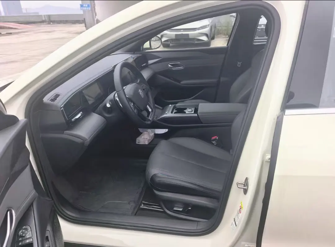 BYD 2025 Qin L EV 545KM cloud chariot type automatic gear 4