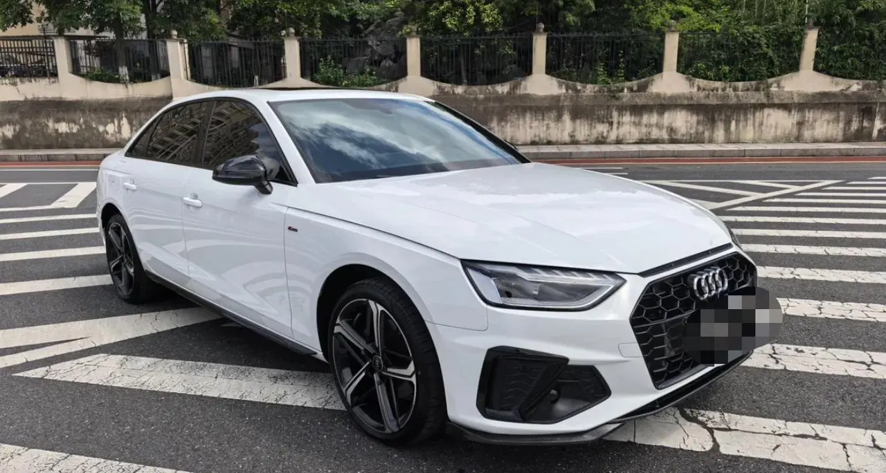 Audi 2025 A4L 2.0TFSI 40TFSI 2 million‑vehicle celebration edition, luxury sporty model, automatic transmission 3