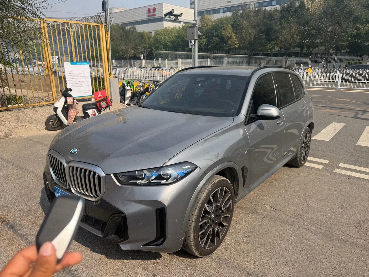 Open image lightbox: BMW 2023 X5 xDrive40Li 48V 3.0T M sports obsidian night suit automatic gear