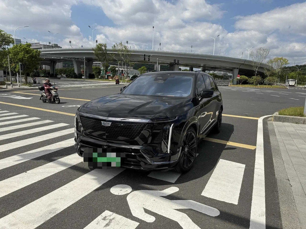 Открыть галерею: Cadillac 2026 Kayvid high-performance four-wheel drive Ultra automatic transmission