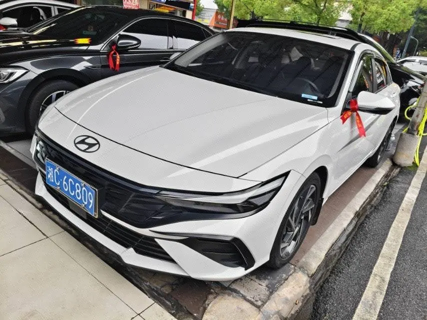 打开图片灯箱:Hyundai 2023 Elantra -3-compartment 1.5 stepless LUX premium automatic gear