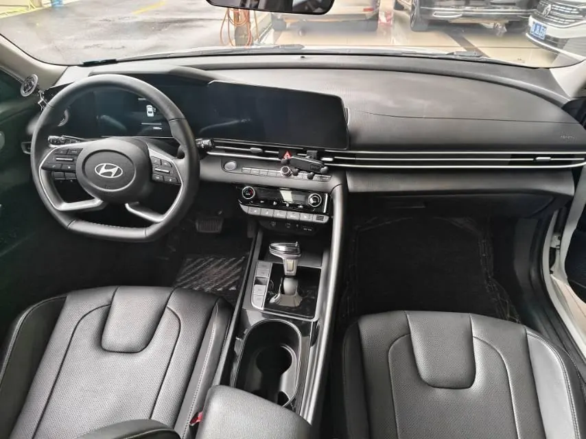 Hyundai 2023 Elantra -3-compartment 1.5 stepless LUX premium automatic gear 4