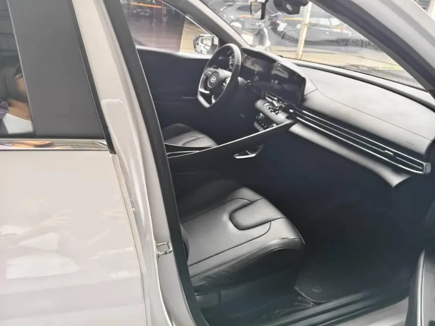 Hyundai 2023 Elantra -3-compartment 1.5 stepless LUX premium automatic gear 5