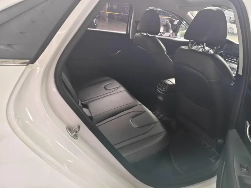 Hyundai 2023 Elantra -3-compartment 1.5 stepless LUX premium automatic gear 6