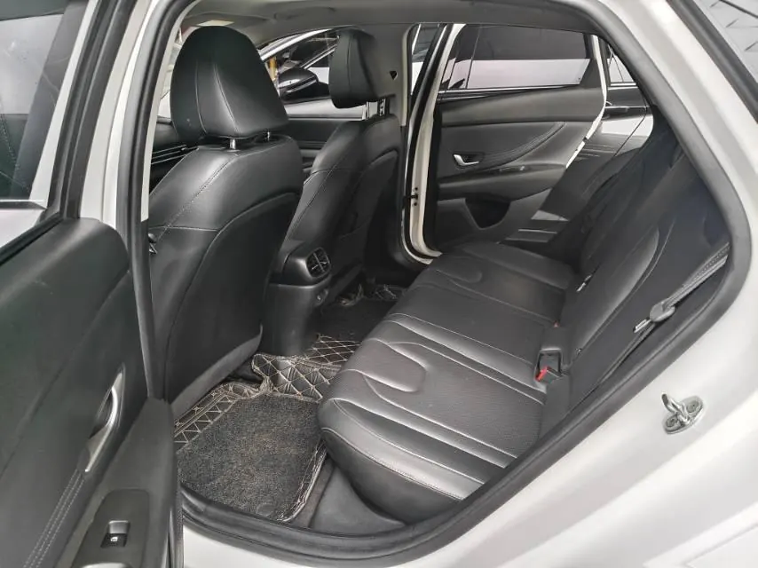 Hyundai 2023 Elantra -3-compartment 1.5 stepless LUX premium automatic gear 7