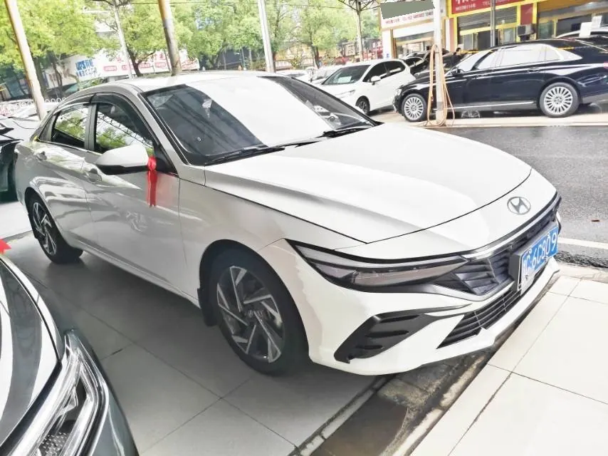 Hyundai 2023 Elantra -3-compartment 1.5 stepless LUX premium automatic gear 8