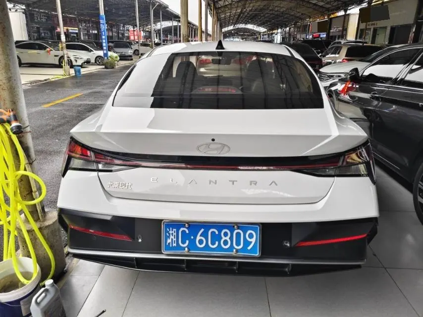 Hyundai 2023 Elantra -3-compartment 1.5 stepless LUX premium automatic gear 9