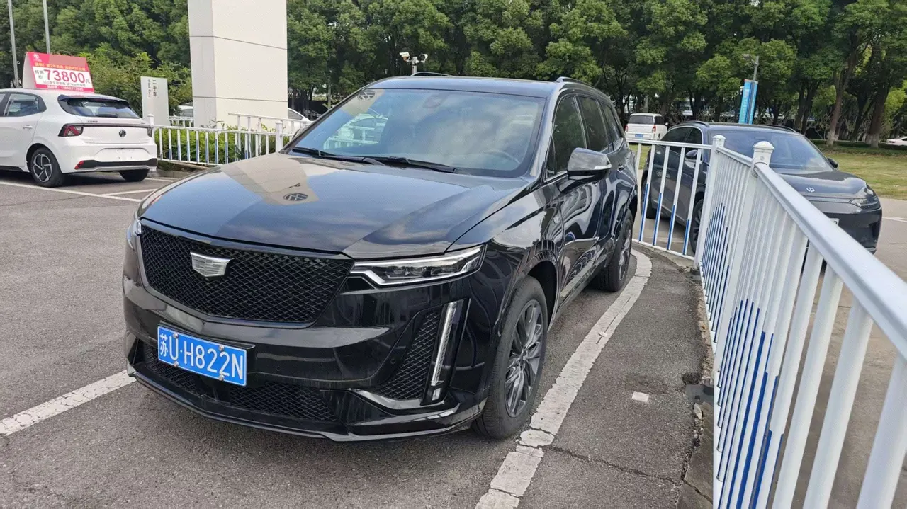 Cadillac 2025 XT6 48V 2.0T 6 4-wheel drive distinguished administrative black standard automatic gear - View 1