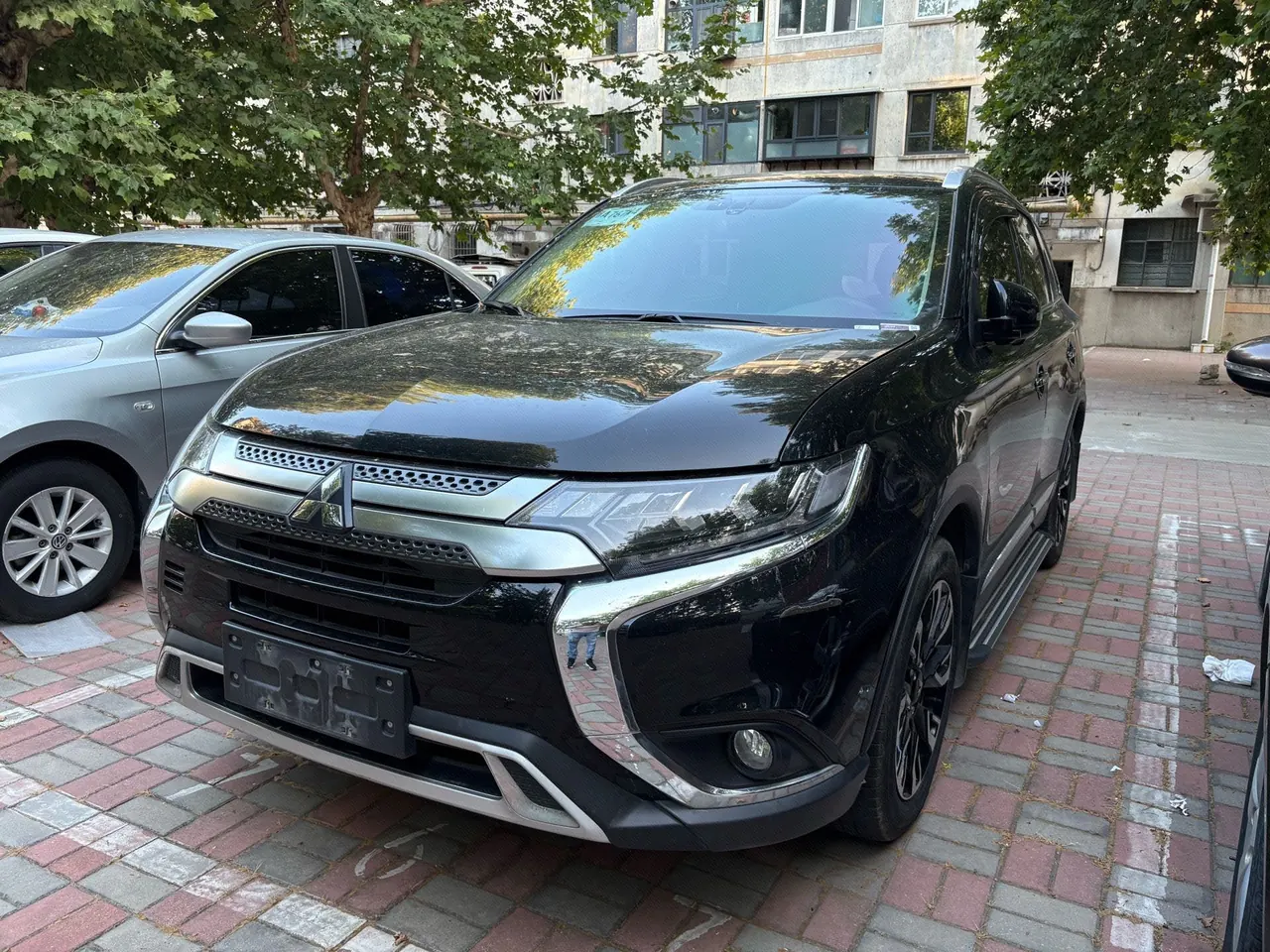 Mitsubishi 2020 Outlander 2.4 stepless four-wheel drive to enjoy the version of 7-seat automatic gear - View 1