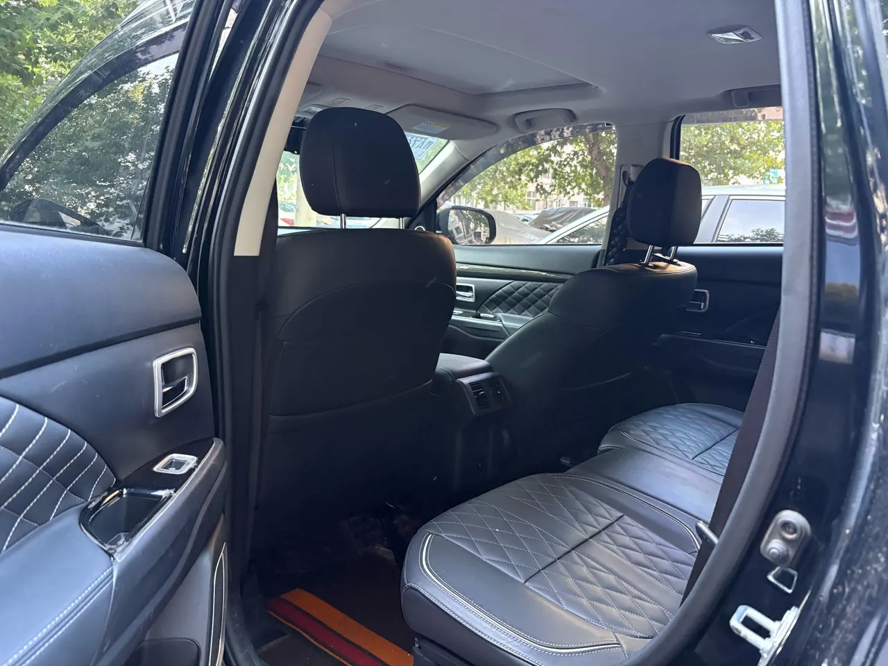 Mitsubishi 2020 Outlander 2.4 stepless four-wheel drive to enjoy the version of 7-seat automatic gear 3