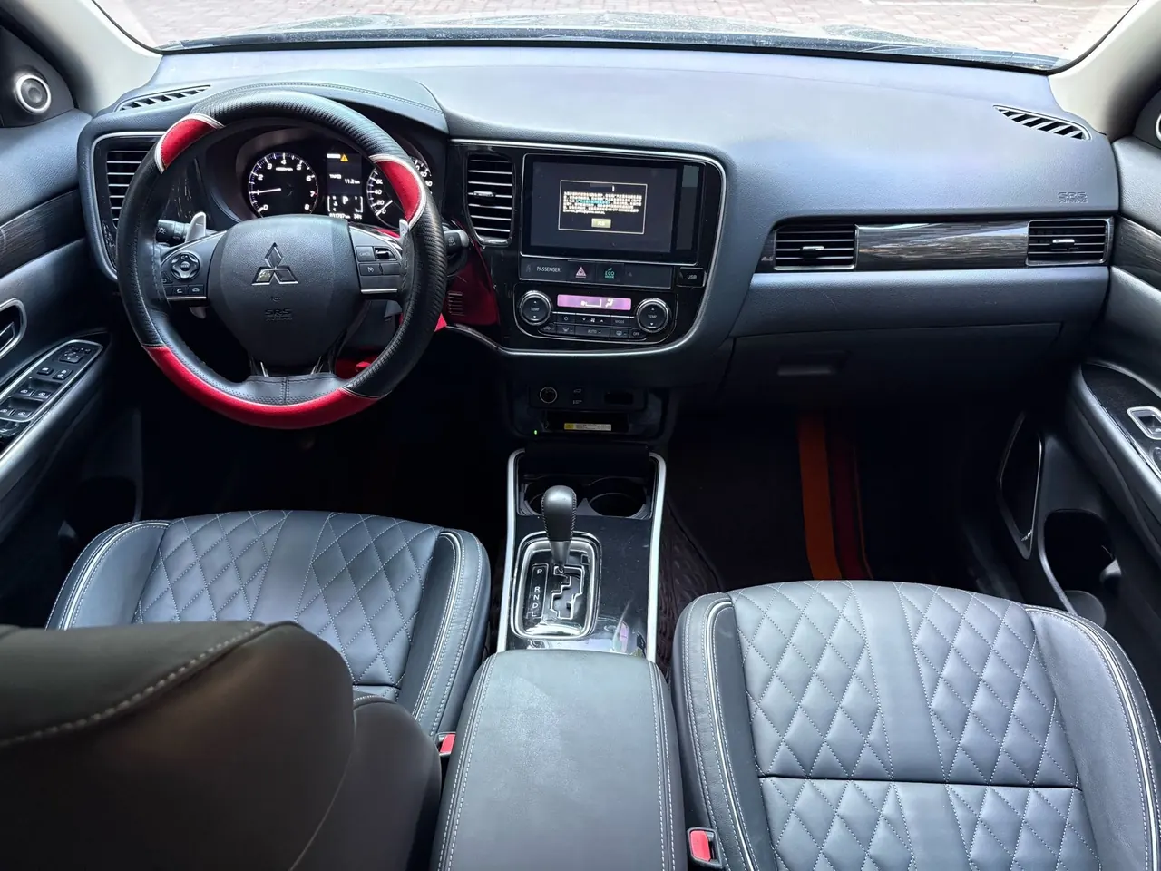 Mitsubishi 2020 Outlander 2.4 stepless four-wheel drive to enjoy the version of 7-seat automatic gear 4