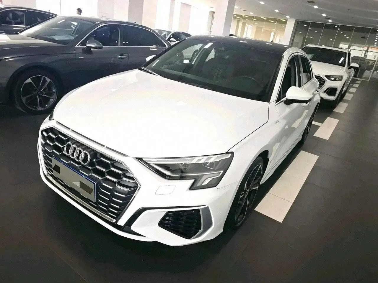Открыть галерею: Audi 2024 A3 Sportback 1.4TFSI 35TFSI Fashion Sports Automatic