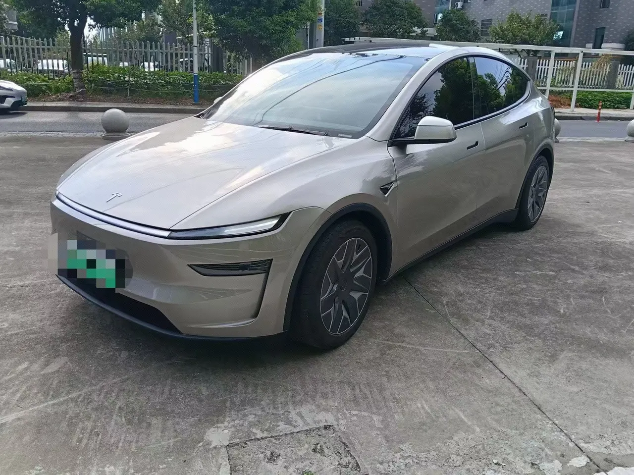 打开图片灯箱:Tesla 2025 Model Y L Long Endurance All-Wheel Drive Automatic Transmission
