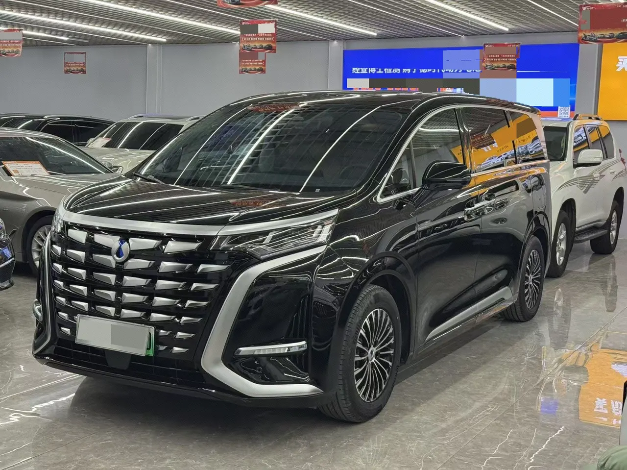 Открыть галерею: Denza 2024 Denza D9 DM-i 1.5T stepless 980 four-wheel drive distinguished automatic gear