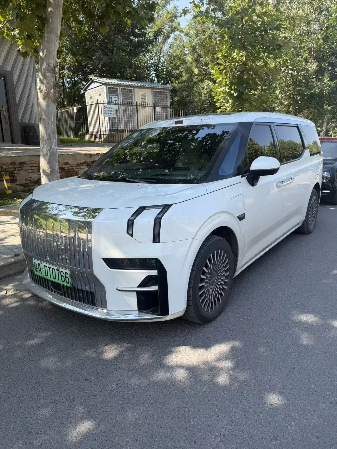 Zeekr 2024 Zeekr 009 7-seat aisle version 108kWh automatic gear - View 1
