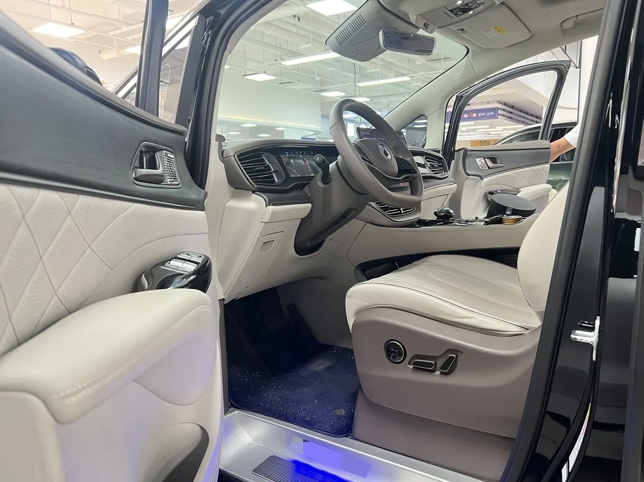 Denza 2022 Denza D9 DM-i 1.5T Stepless 970 Four-wheel Drive Honorable Automatic Gear 4