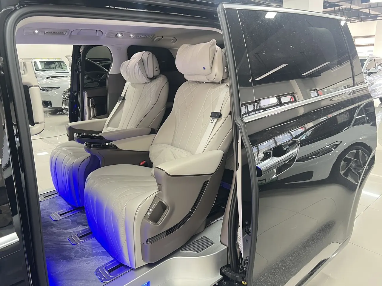 Denza 2022 Denza D9 DM-i 1.5T Stepless 970 Four-wheel Drive Honorable Automatic Gear 5