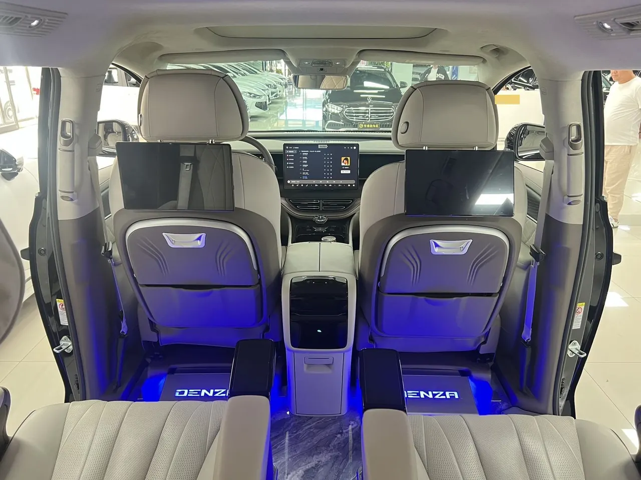 Denza 2022 Denza D9 DM-i 1.5T Stepless 970 Four-wheel Drive Honorable Automatic Gear 6