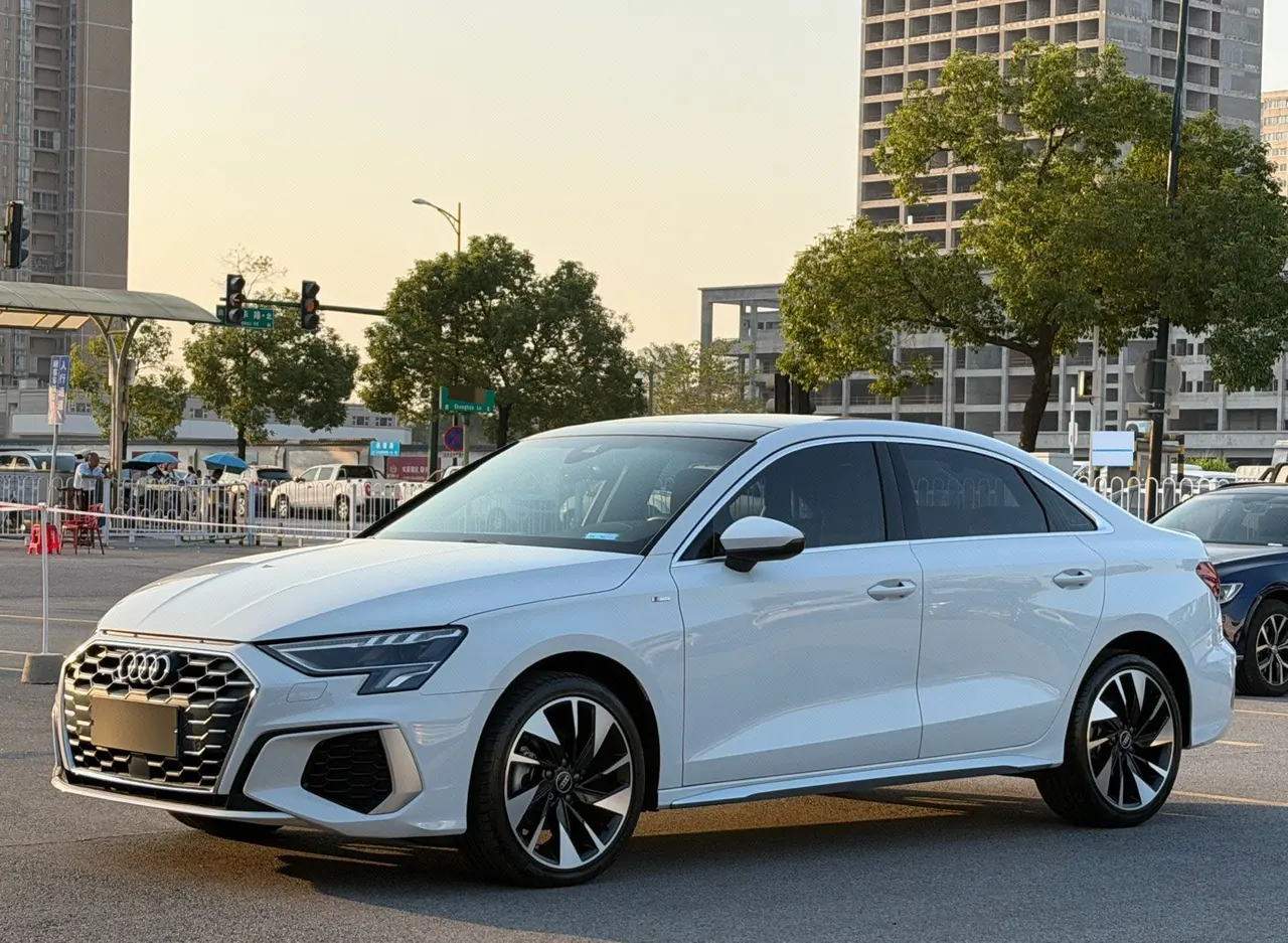 Открыть галерею: Audi 2022 A3L Limousine 1.4TFSI 35TFSI Fashion Sports Automatic
