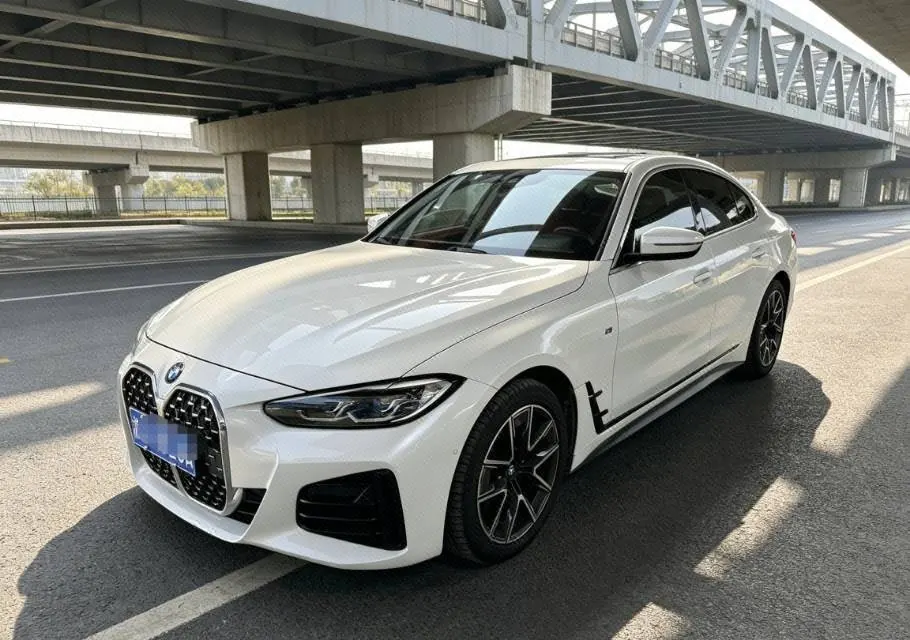Открыть галерею: BMW 4 Series (Imported) 2022 425i Four-Door Coupe 2.0T M Sports Suit Automatic Gear