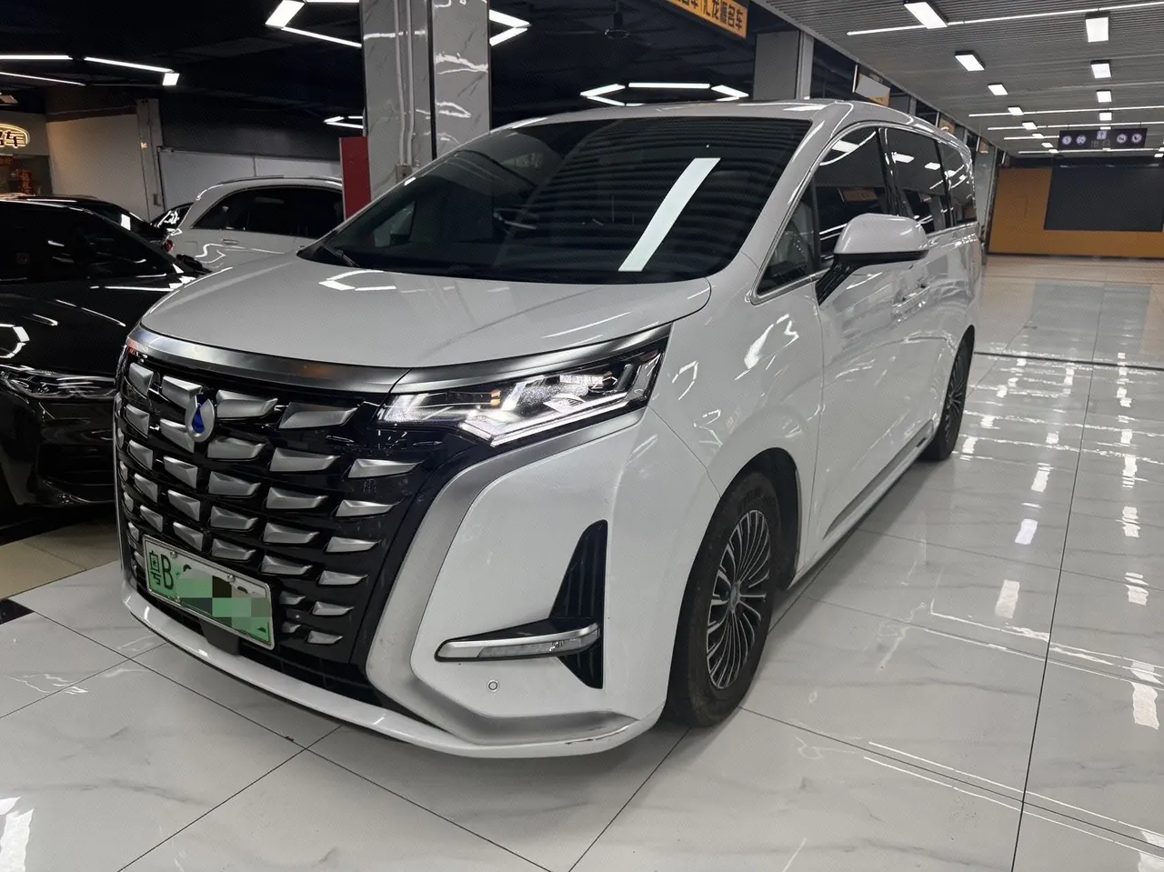 Открыть галерею: Denza 2022 Denza D9 DM-i 1.5T stepless 1040 distinguished automatic gear