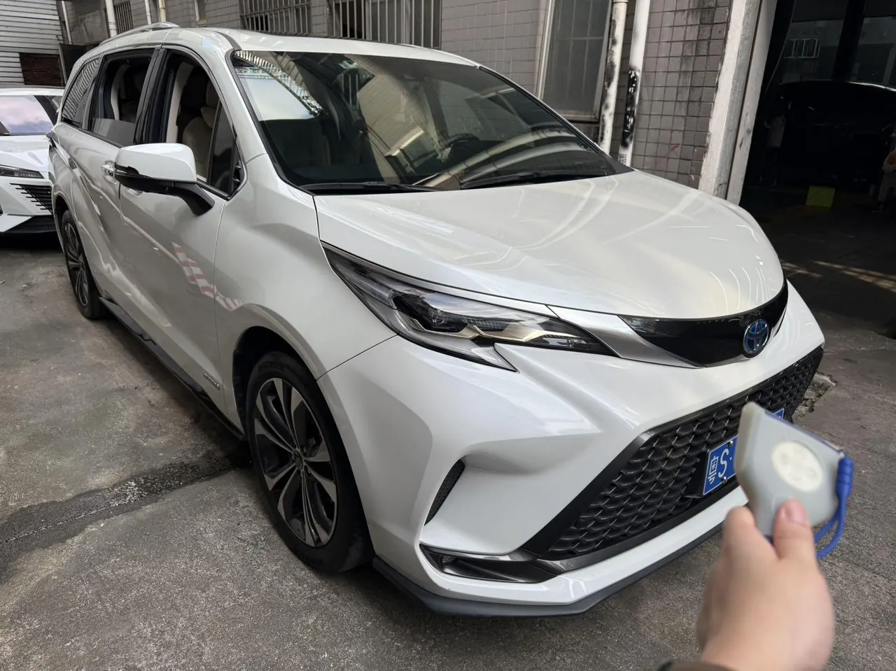 Toyota 2023 Grevia HYBRID 2.5 Stepless Deluxe Edition Automatic Transmission 2