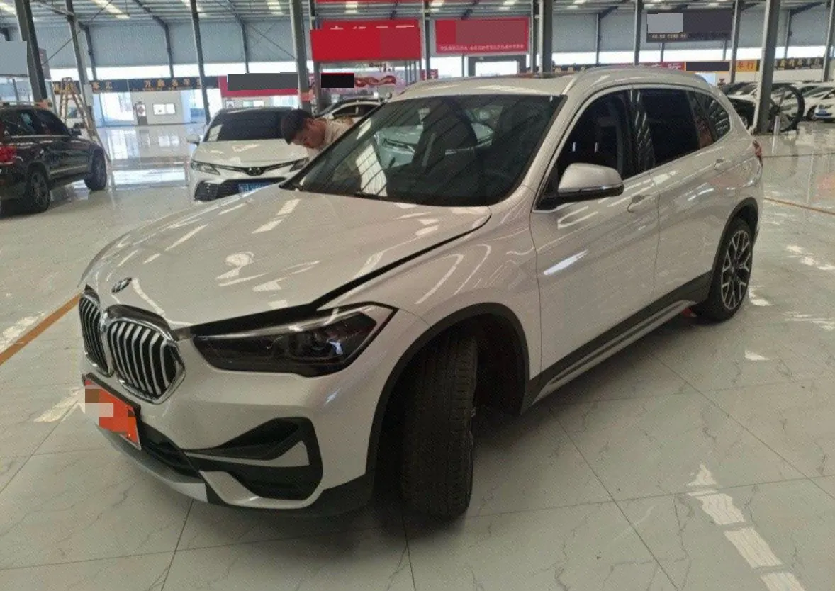 Открыть галерею: BMW 2022 X1 xDrive25Li 2.0T exclusive automatic gear