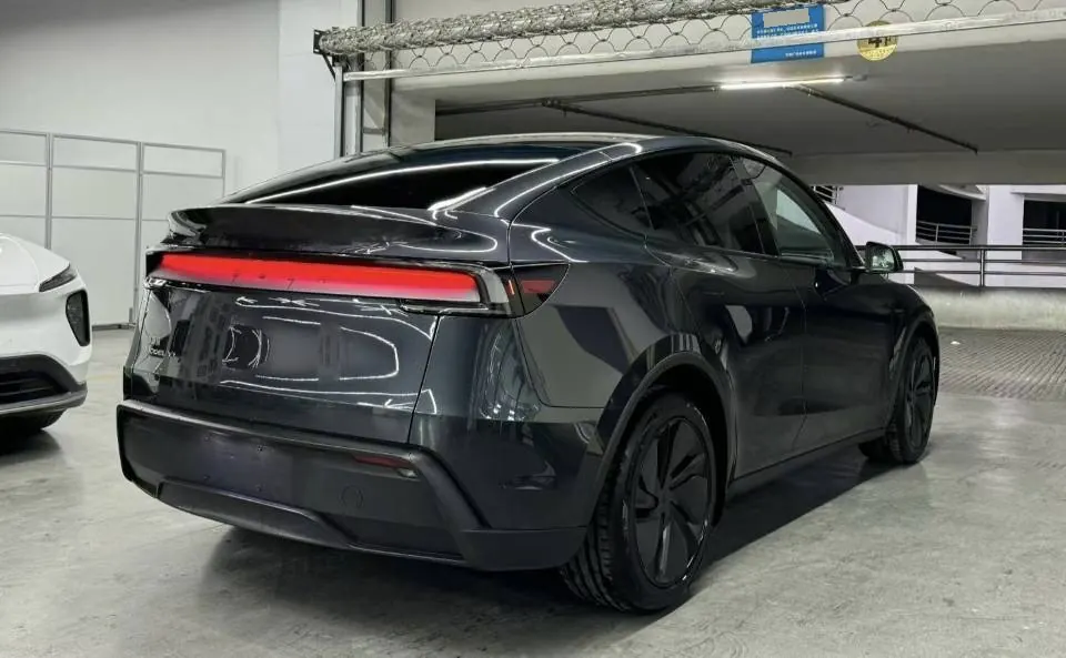 Tesla 2025 Model Y Rear Wheel Drive First Edition Automatic Transmission 3