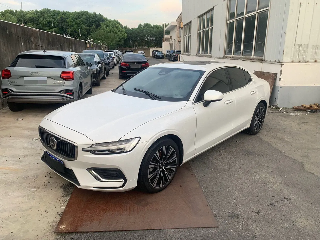 Volvo 2025 S60 48V 2.0T B4 Zhiyi Deluxe Edition Automatic Gear - View 1