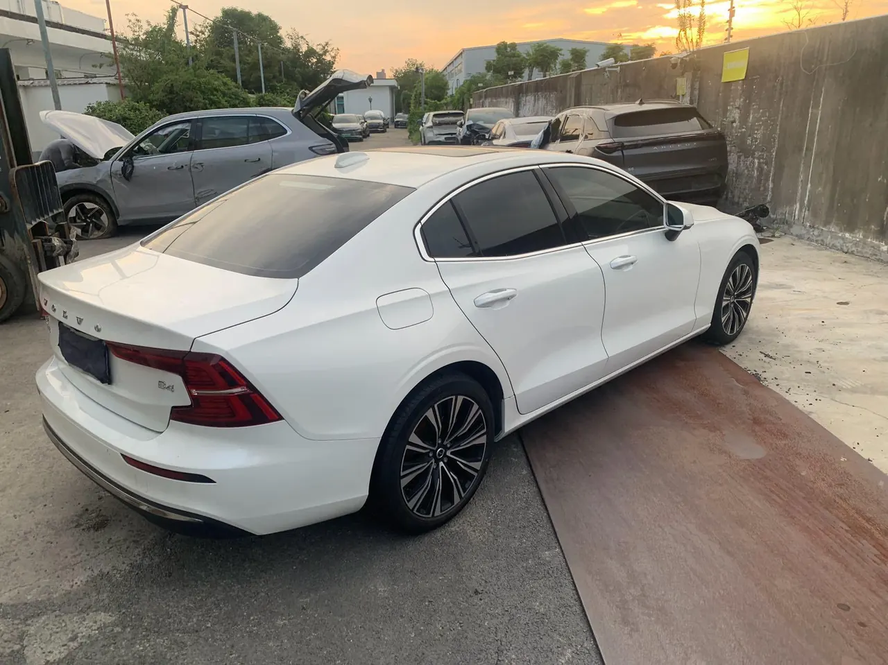 Volvo 2025 S60 48V 2.0T B4 Zhiyi Deluxe Edition Automatic Gear 3