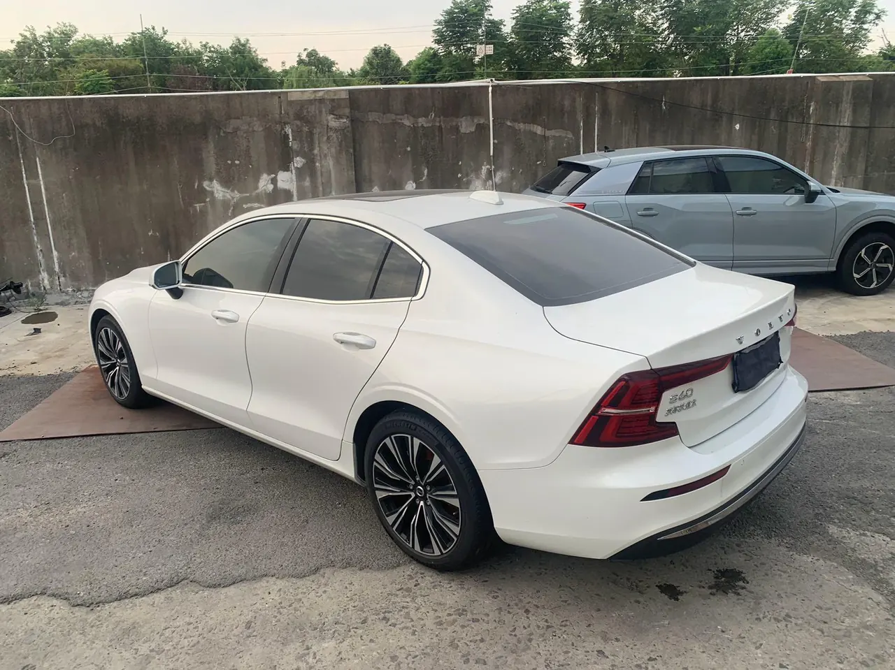 Volvo 2025 S60 48V 2.0T B4 Zhiyi Deluxe Edition Automatic Gear 4