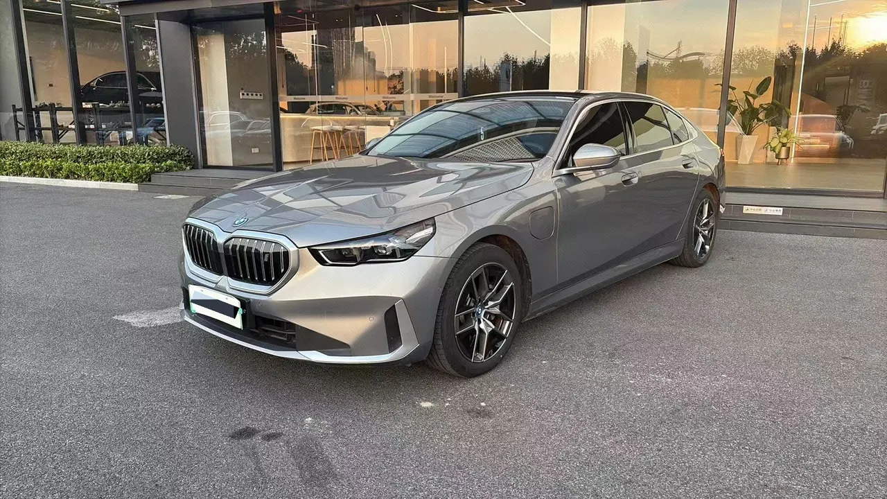 BMW 2025 i5 eDrive 35L Deluxe Set Automatic Gear - View 1