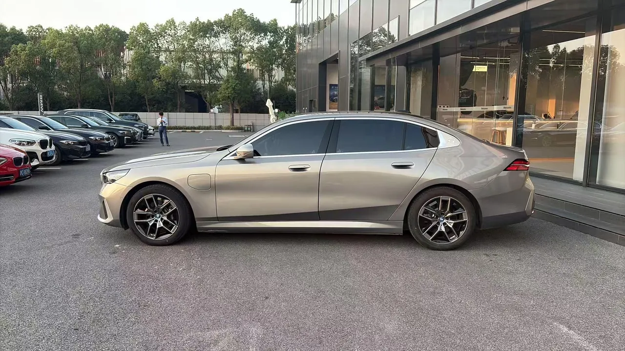 BMW 2025 i5 eDrive 35L Deluxe Set Automatic Gear 2