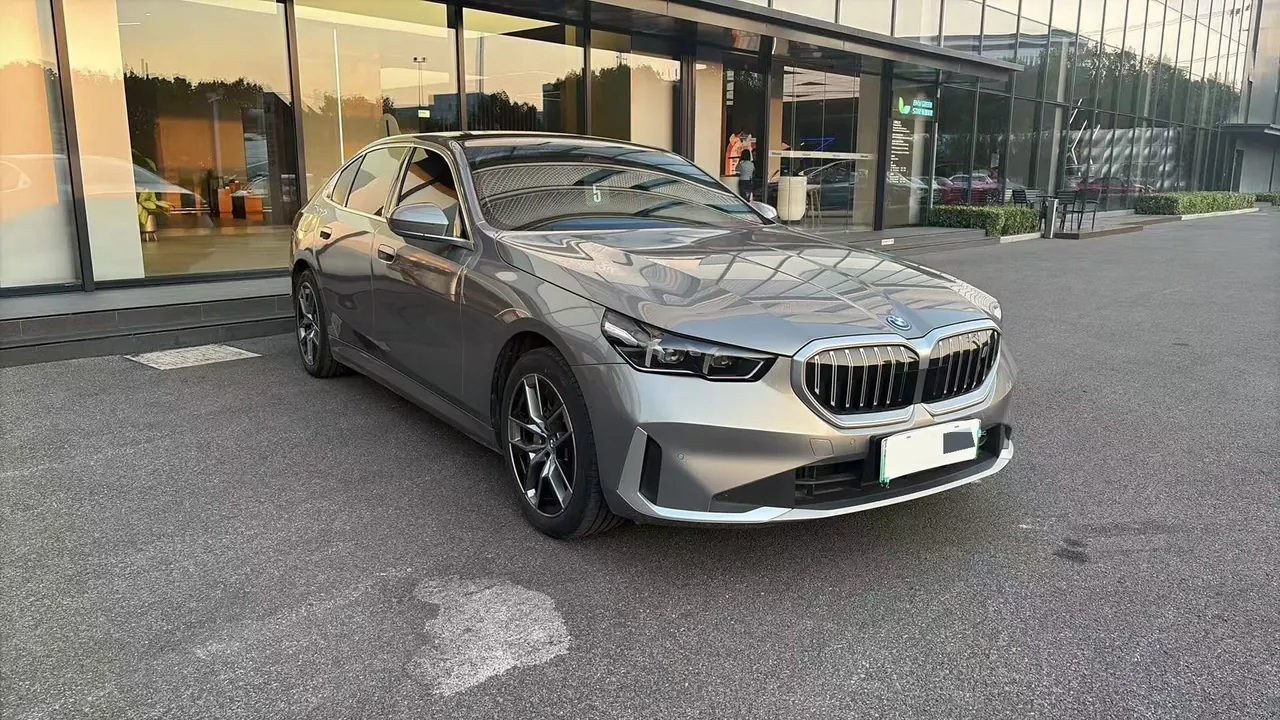 BMW 2025 i5 eDrive 35L Deluxe Set Automatic Gear 3