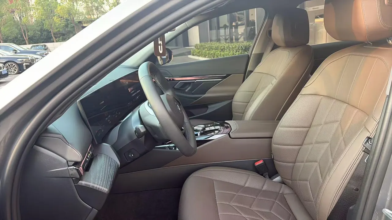 BMW 2025 i5 eDrive 35L Deluxe Set Automatic Gear 4