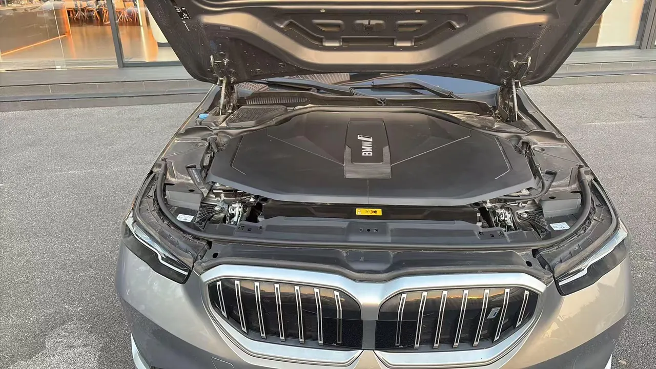 BMW 2025 i5 eDrive 35L Deluxe Set Automatic Gear 9