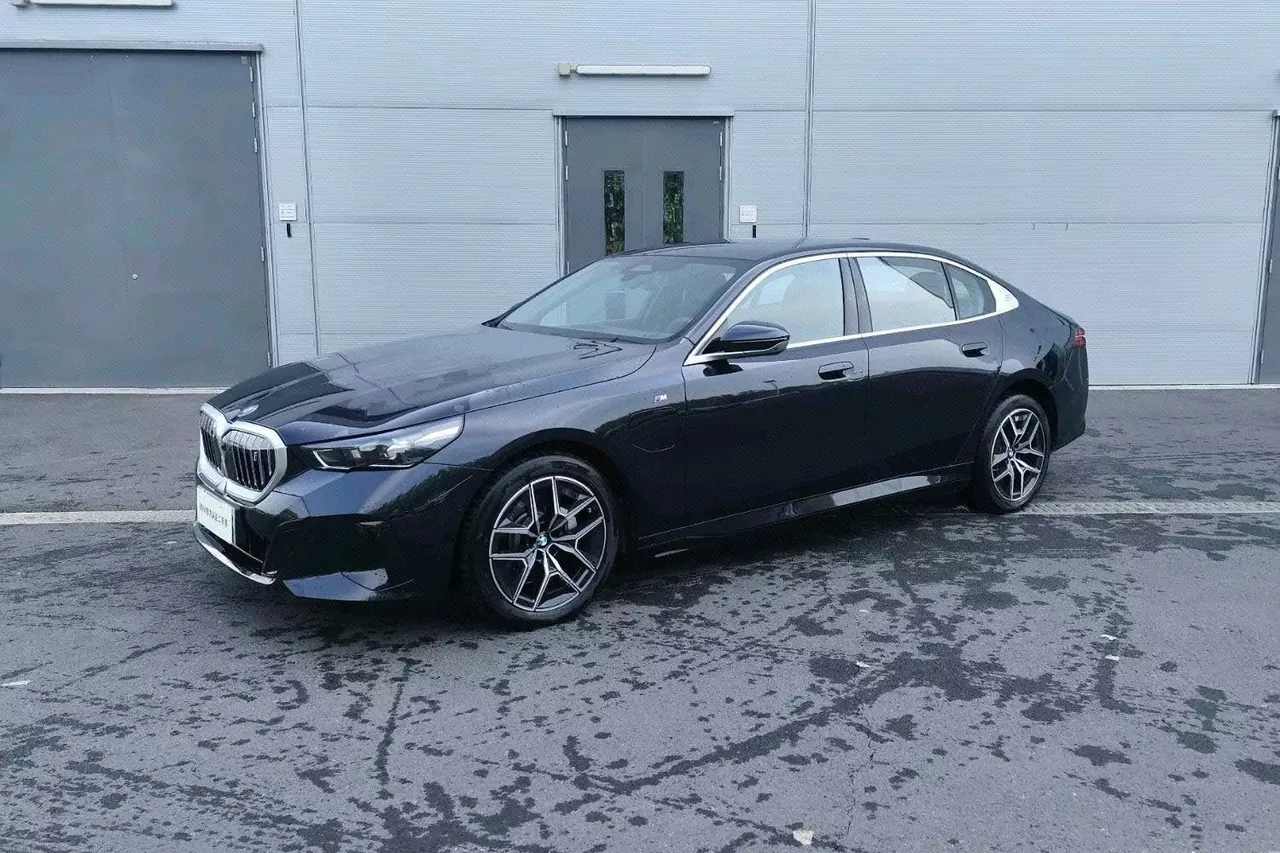 BMW 2025 i5 eDrive 40L M sports suit automatic gear - View 1