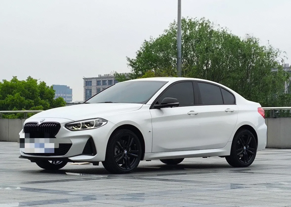 打开图片灯箱:BMW 1 Series 2022 125i 2.0T M Sports Obsidian Night Edition Automatic Gear