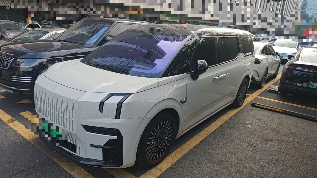 Zeekr 2024 Zeekr 009 six-seat executive version four-wheel drive 108kWh automatic gear - View 1
