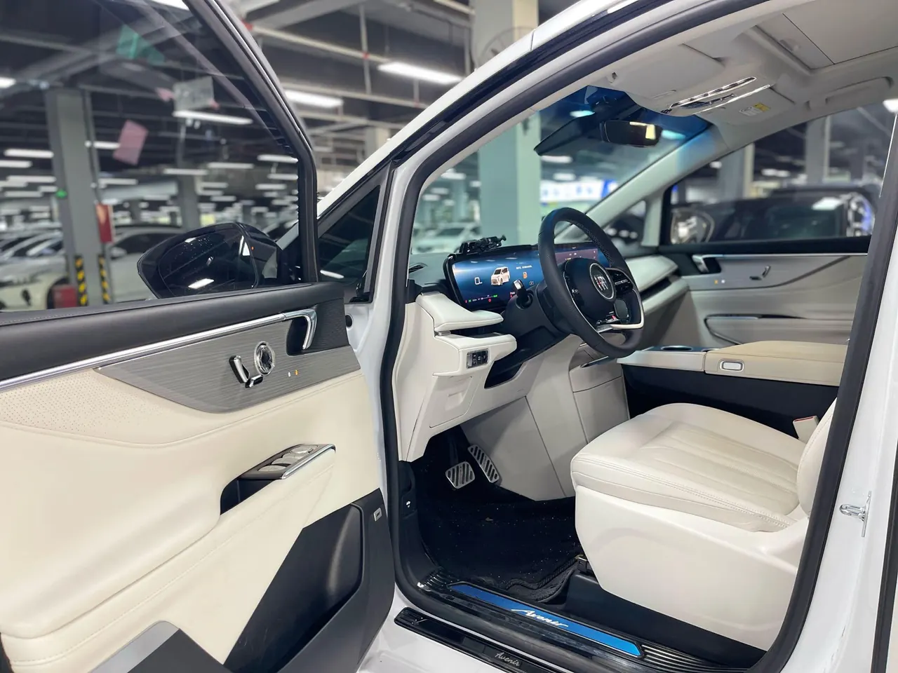 Buick 2024 GL8 Lu Zun PHEV 1.5T Exclusive Edition 7-seat Automatic Gear 4