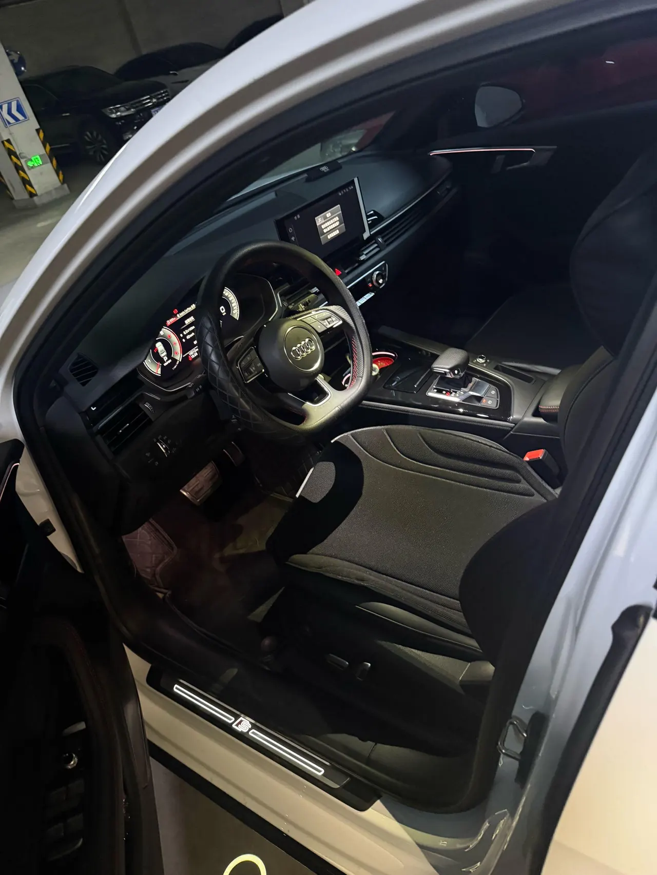 Audi 2025 A4L 2.0TFSI 40TFSI 2 million‑vehicle celebration edition, luxury sporty model, automatic transmission 2