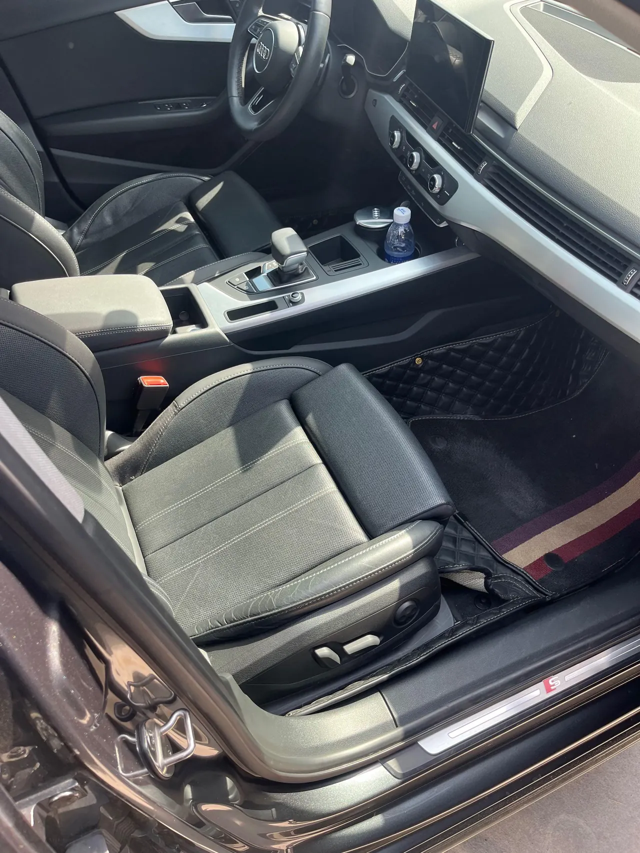 Открыть галерею: Audi 2020 A4L 2.0TFSI 40TFSI Fashion Dynamic Automatic