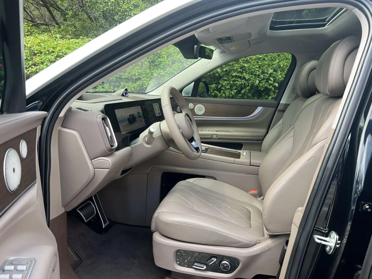 AITO 2025 AITO M9 extended range Ultra version 52kWh6 seat version automatic gear 4