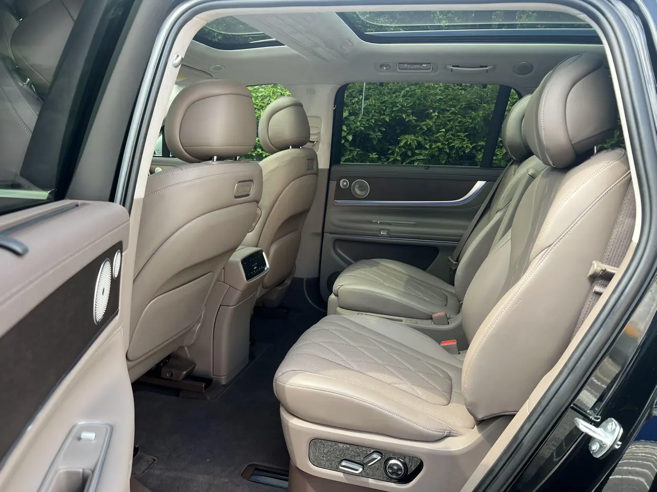 AITO 2025 AITO M9 extended range Ultra version 52kWh6 seat version automatic gear 5