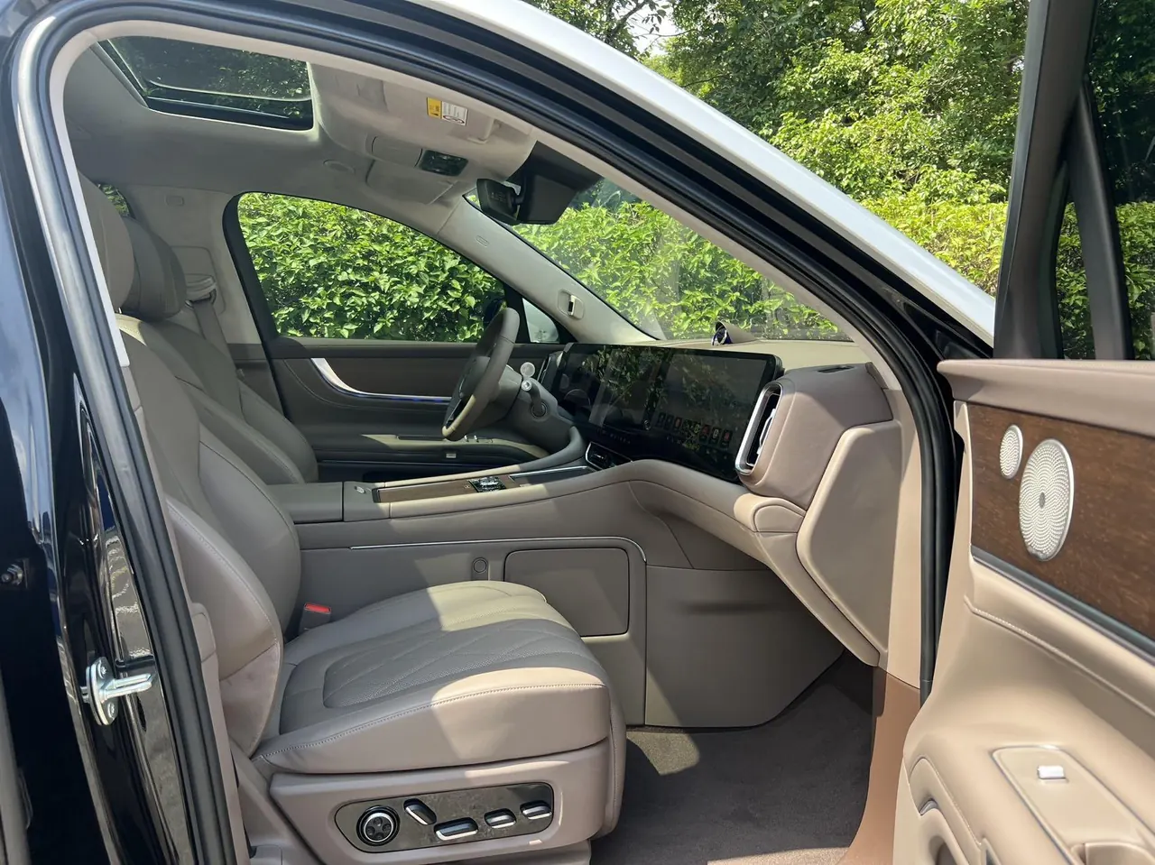 AITO 2025 AITO M9 extended range Ultra version 52kWh6 seat version automatic gear 7