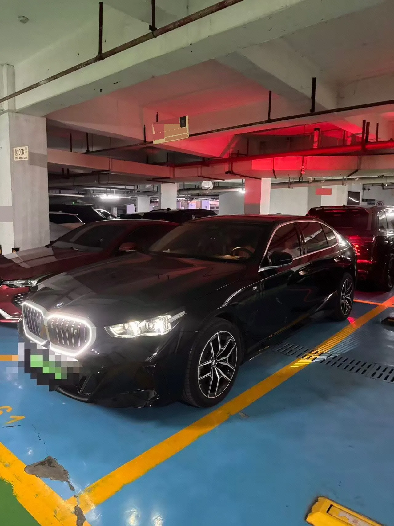 Open image lightbox: BMW 2025 i5 eDrive 40L M sports suit automatic gear
