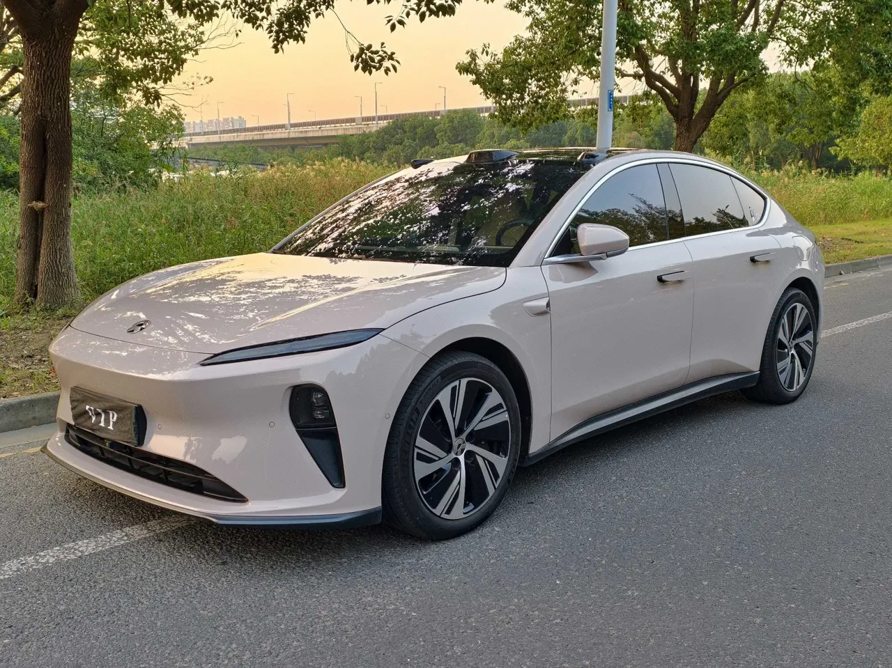 Открыть галерею: NIO 2024 ET5 75kWh automatic gear