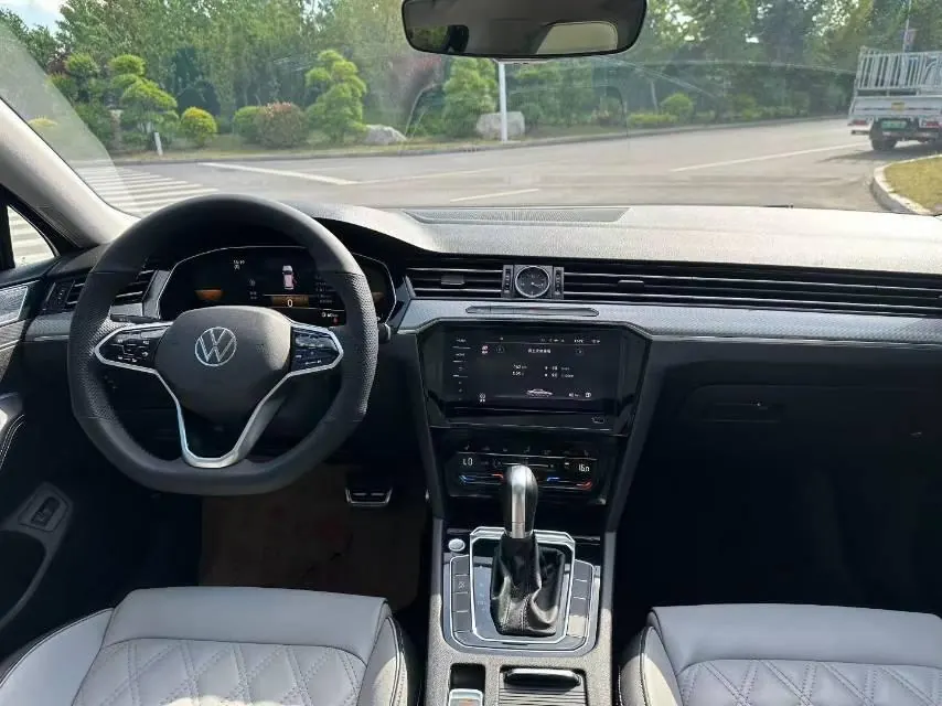 Volkswagen 2023 Magotan 2.0TSI 330TSI 2 million Commemorative Edition Leading Automatic Gear 3