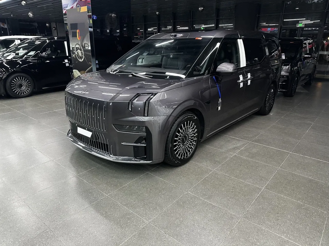 Zeekr 2024 Zeekr 009 seven-seat aisle version four-wheel drive 108kWh automatic gear - View 1